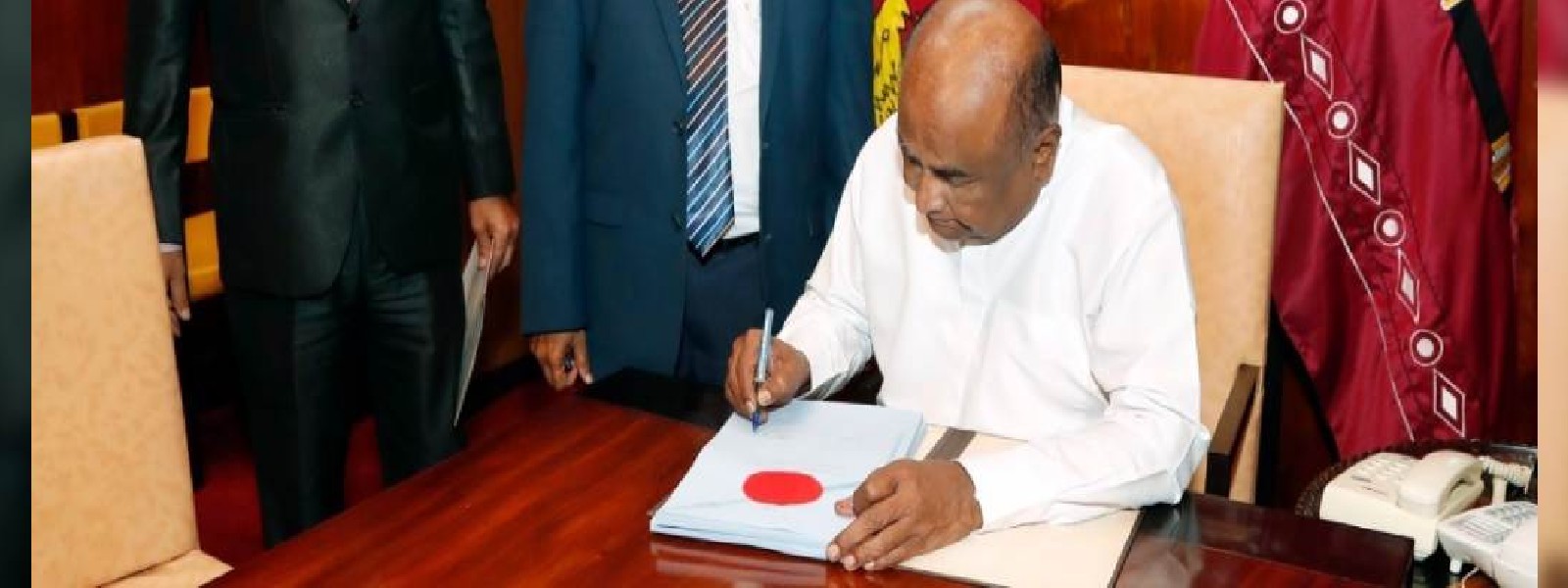 இறைவரி திருத்த சட்டமூலத்தில் சபாநாயகர் கையொப்பம்